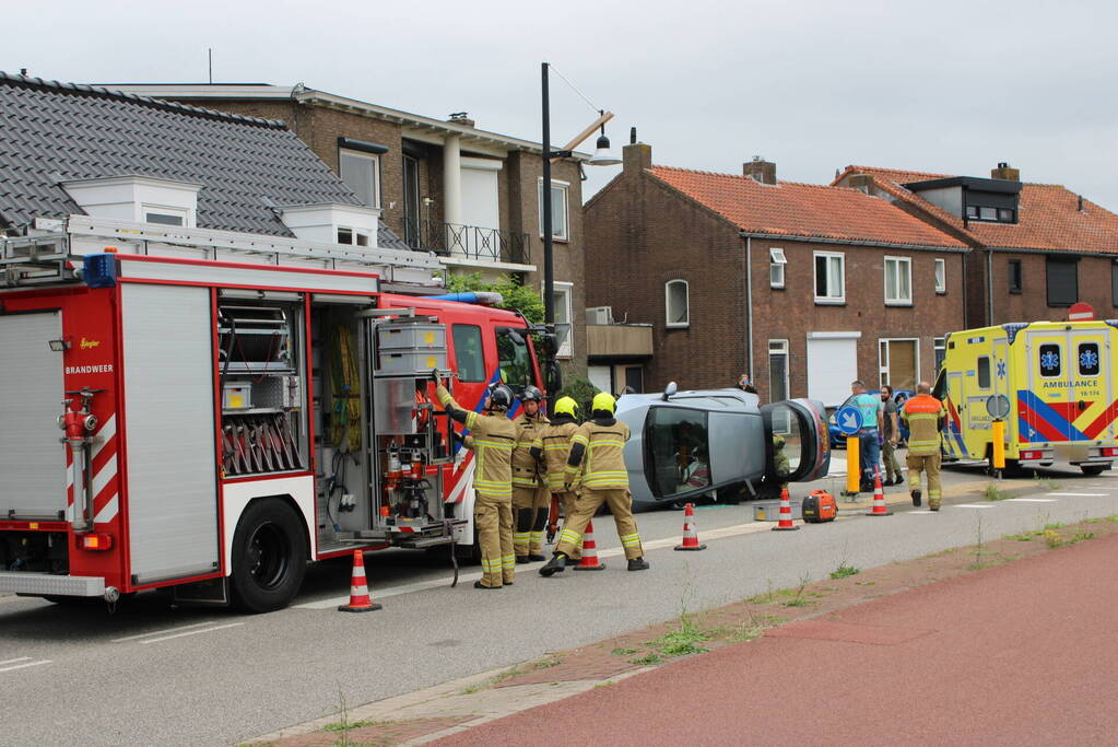 Brandweer bevrijdt bestuurder uit auto