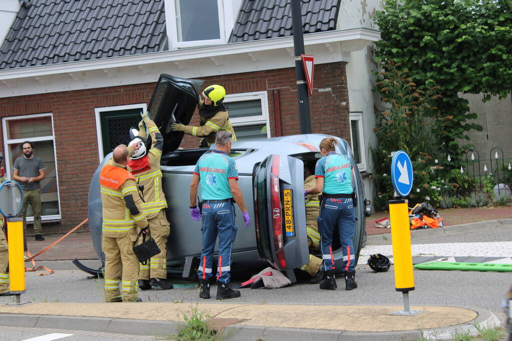 Brandweer bevrijdt bestuurder uit auto