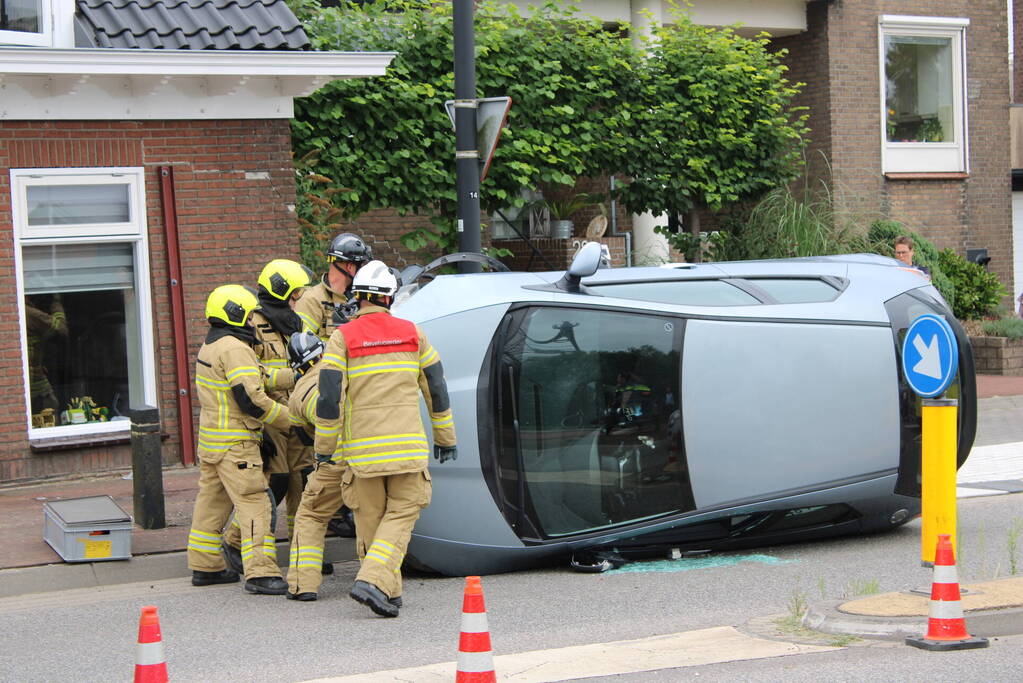 Brandweer bevrijdt bestuurder uit auto