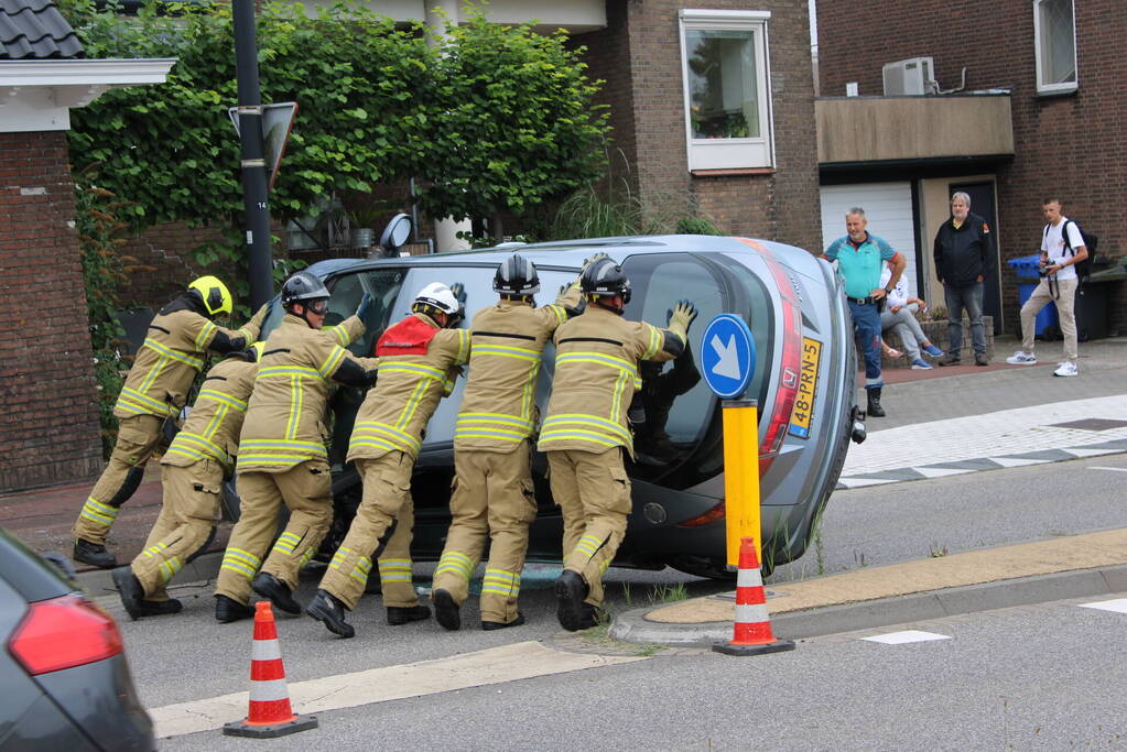 Brandweer bevrijdt bestuurder uit auto