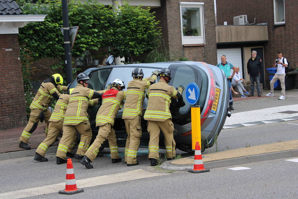 Brandweer bevrijdt bestuurder uit auto