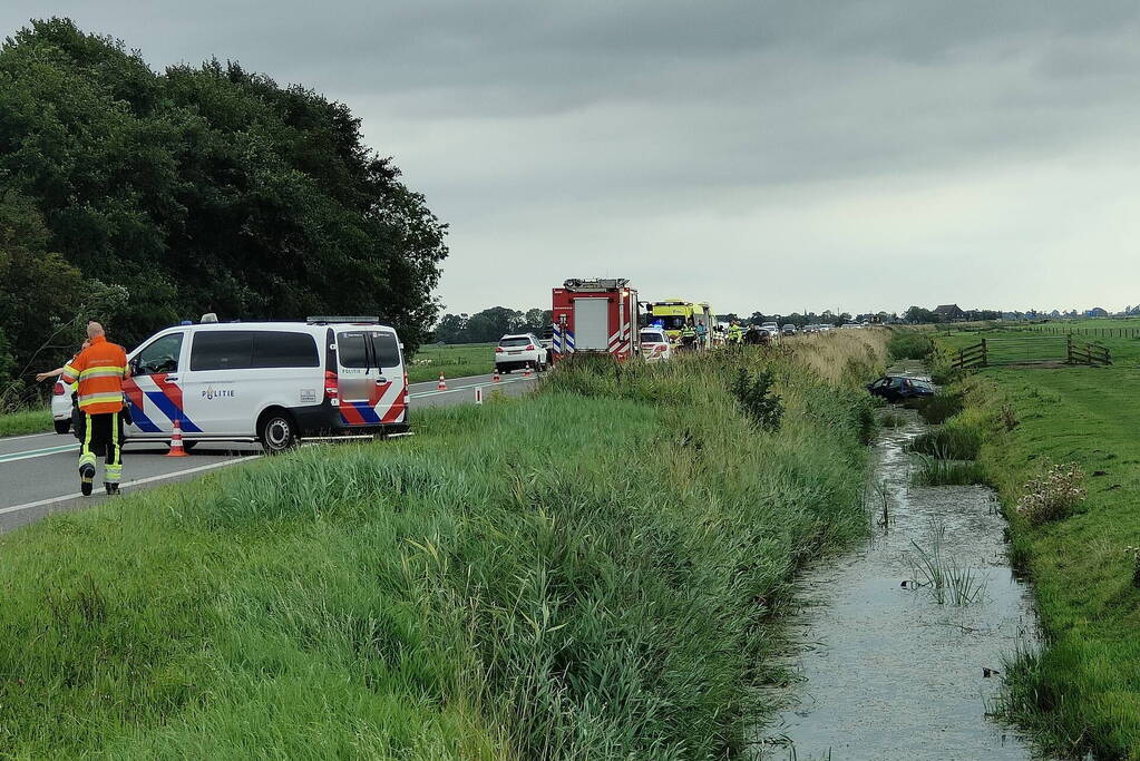 Auto raakt van de weg en belandt in sloot