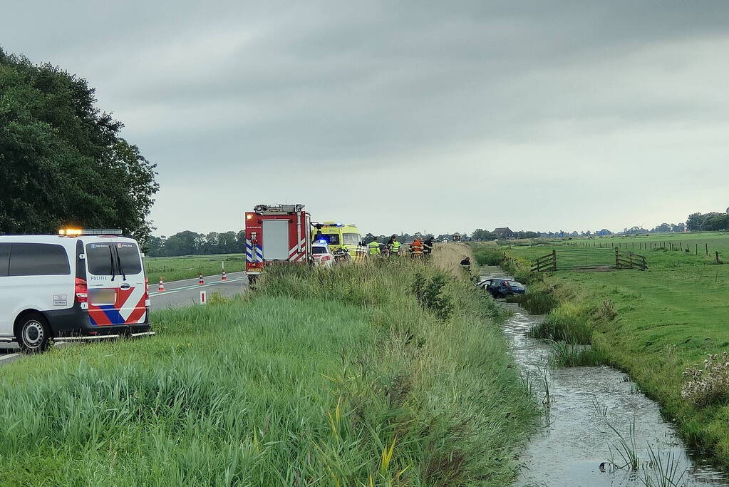 Auto raakt van de weg en belandt in sloot