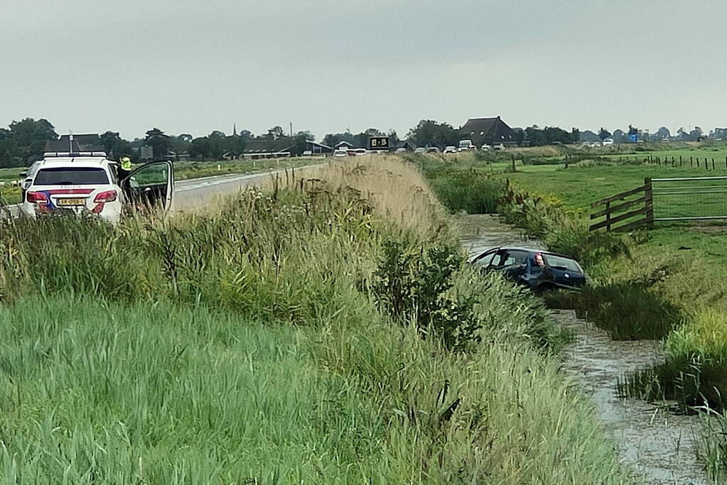 Auto raakt van de weg en belandt in sloot