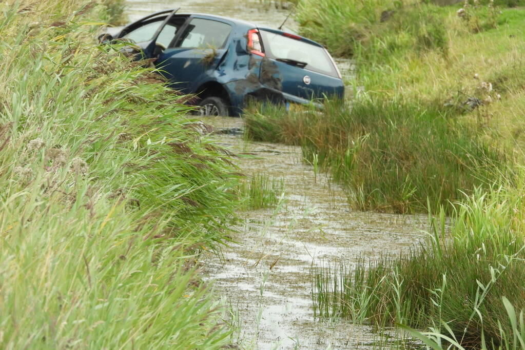 Auto raakt van de weg en belandt in sloot