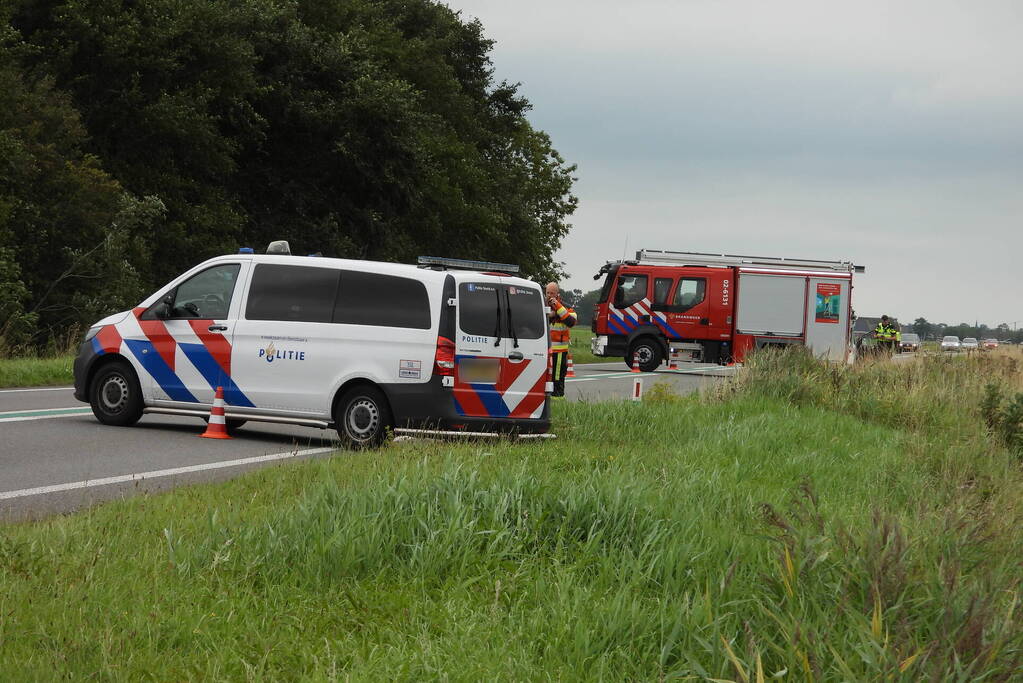 Auto raakt van de weg en belandt in sloot