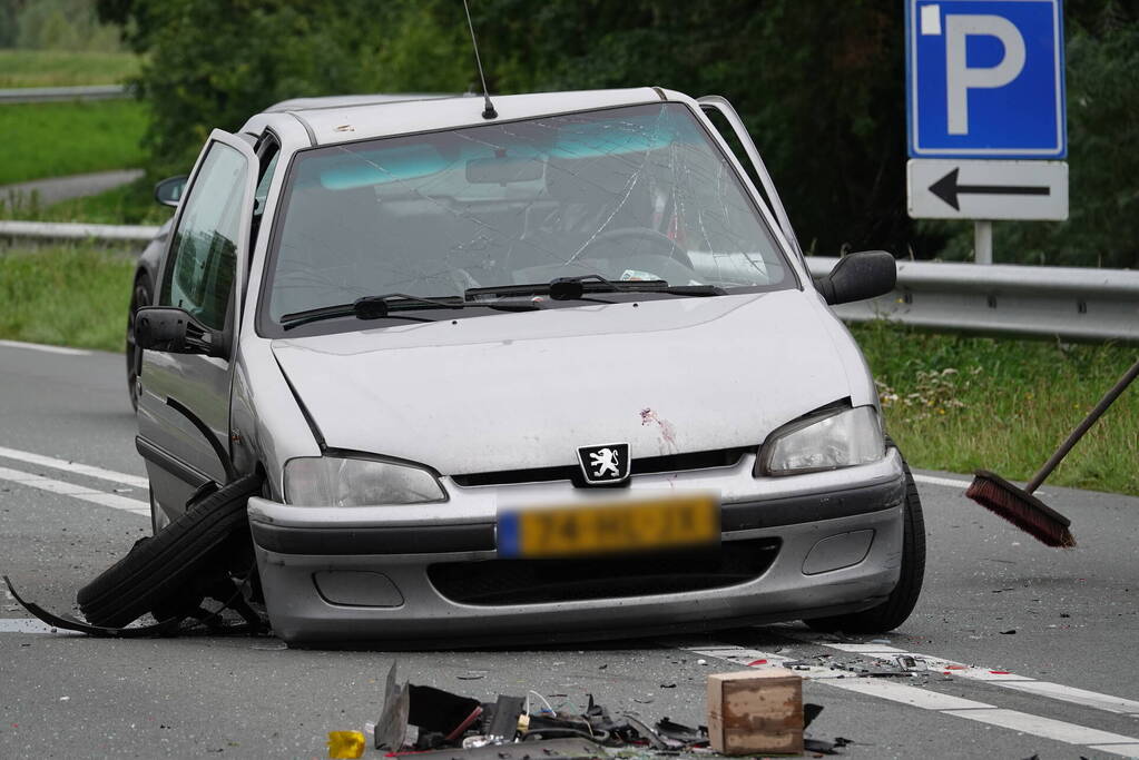 Veel schade bij botsing op provincialeweg