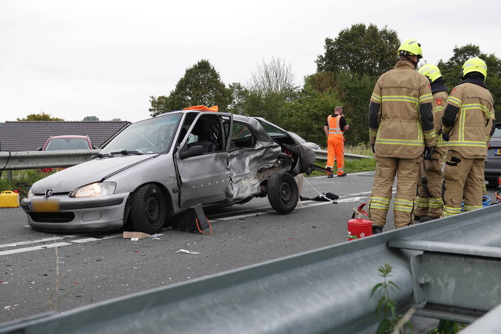 Veel schade bij botsing op provincialeweg