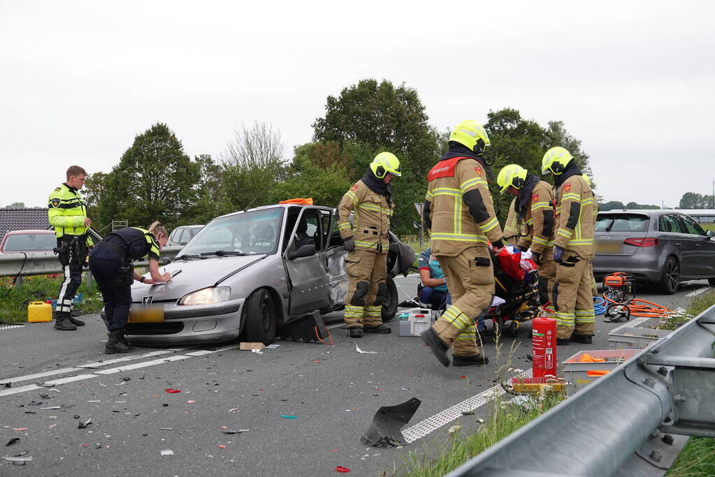 Veel schade bij botsing op provincialeweg