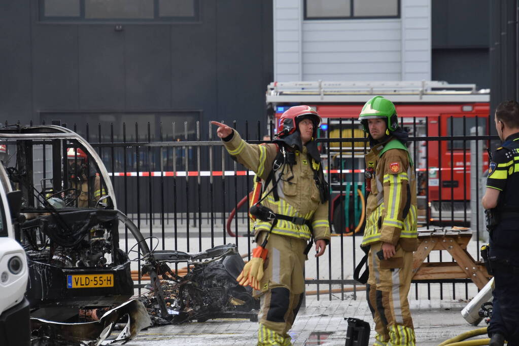 Grote brand bij Picnic, drie elektrische wagens in de fik