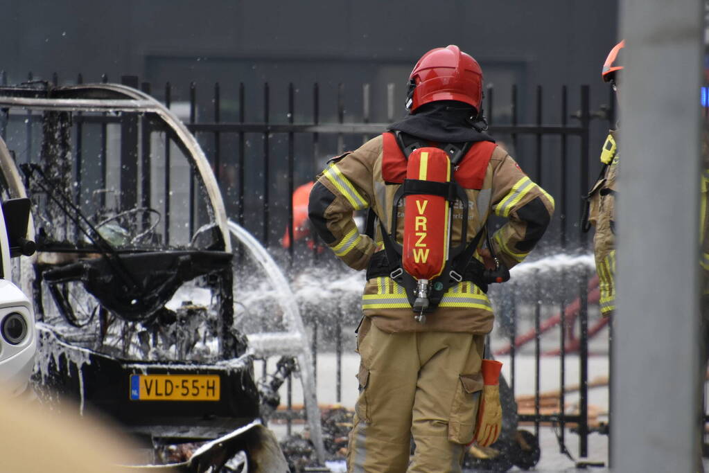 Grote brand bij Picnic, drie elektrische wagens in de fik