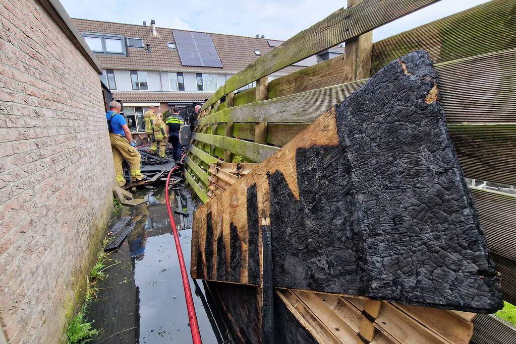 Veel schade na brand in achtertuin