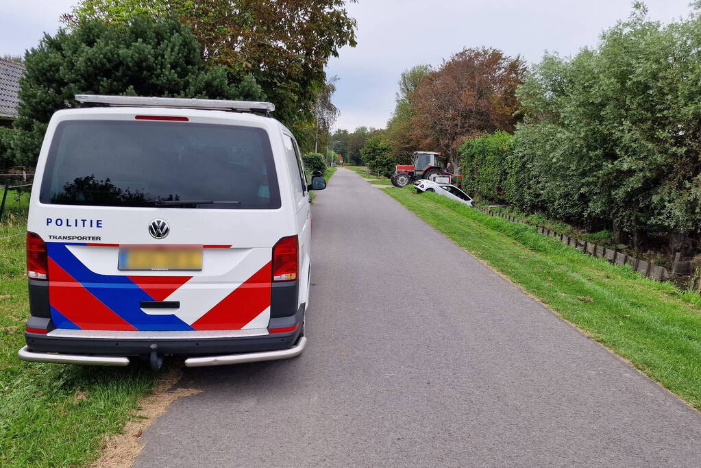 Auto rijdt achteruit de sloot in