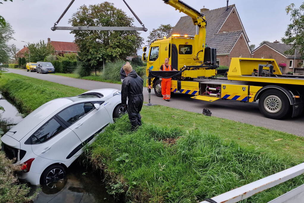 Auto rijdt achteruit de sloot in