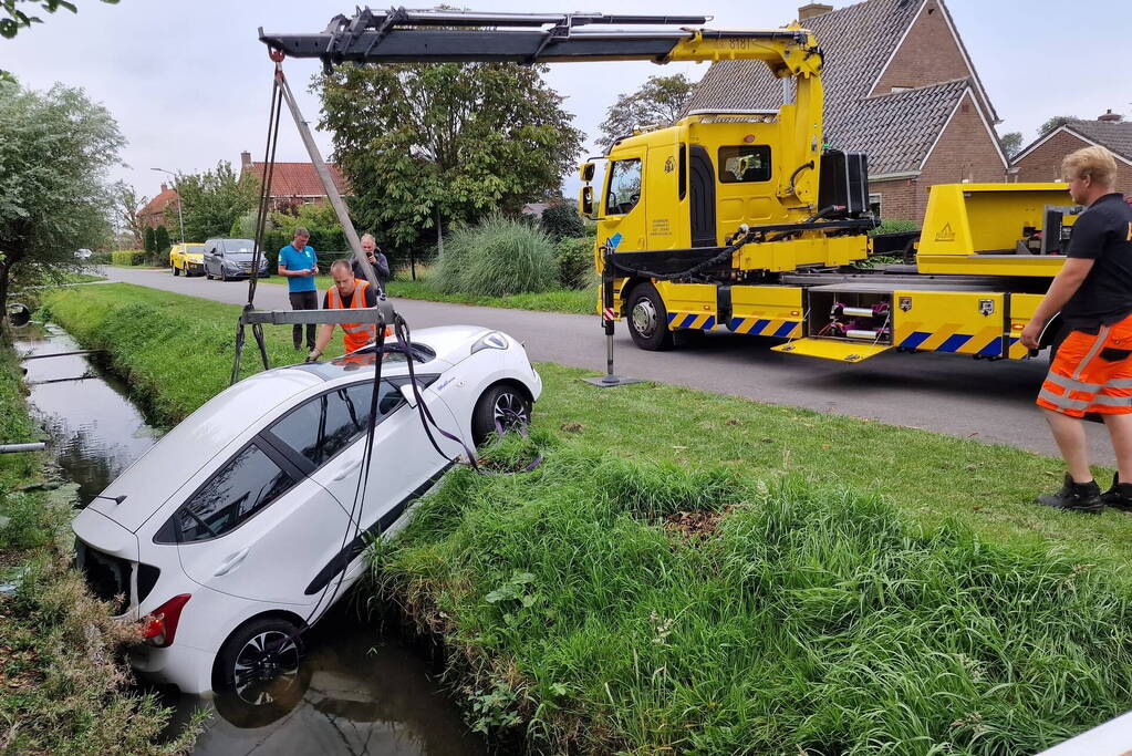 Auto rijdt achteruit de sloot in