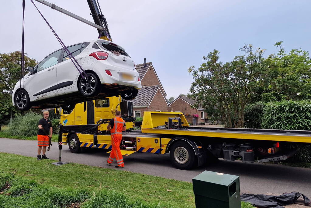 Auto rijdt achteruit de sloot in