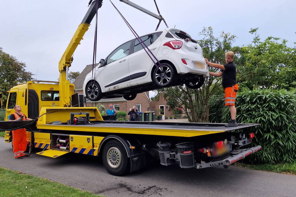 Auto rijdt achteruit de sloot in