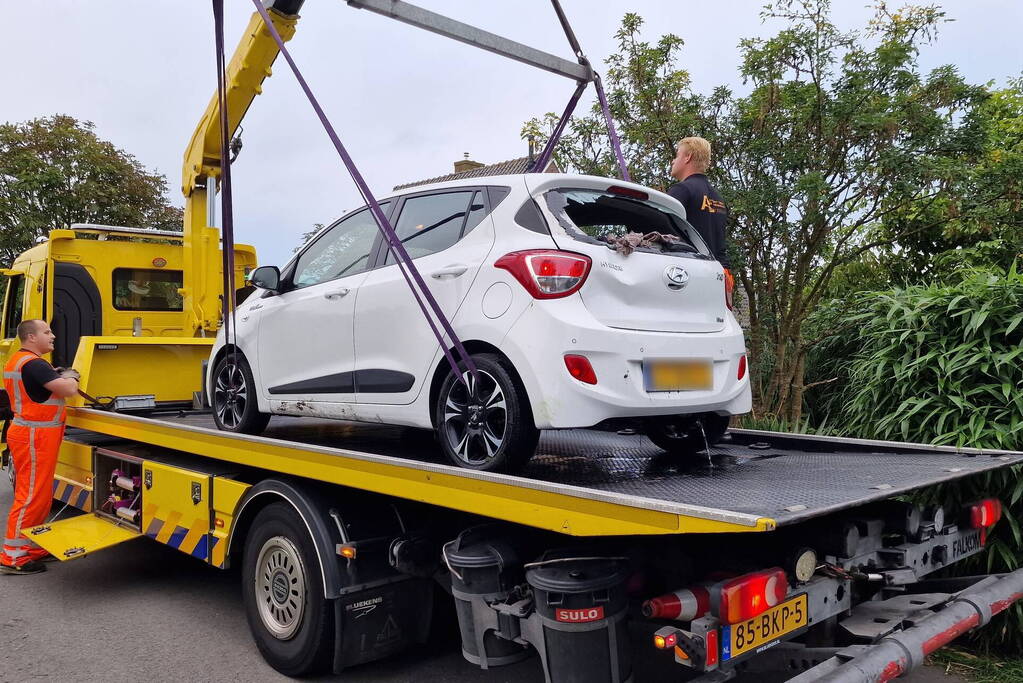 Auto rijdt achteruit de sloot in