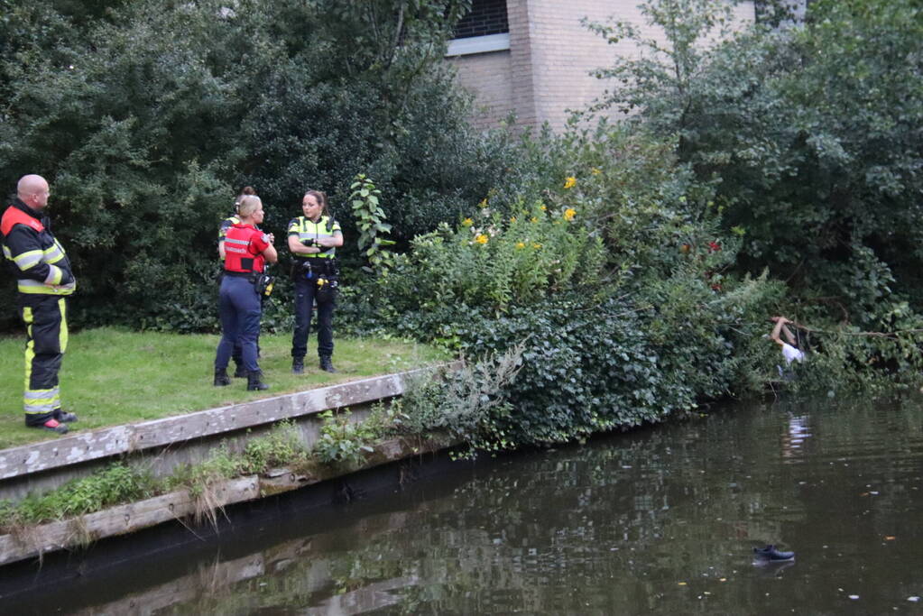 Persoon uit water gered