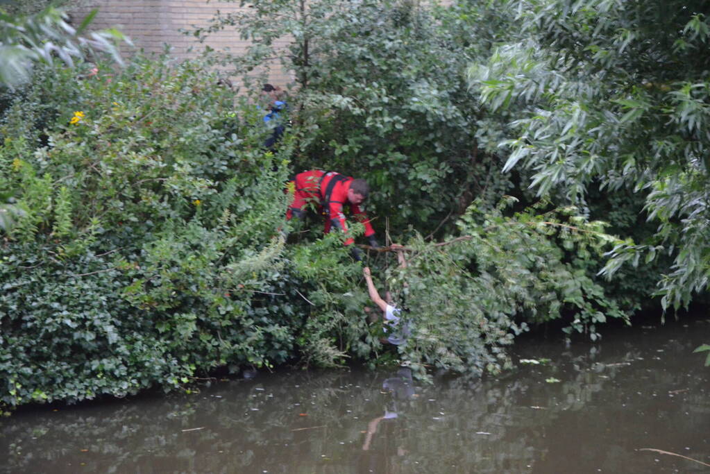 Persoon uit water gered