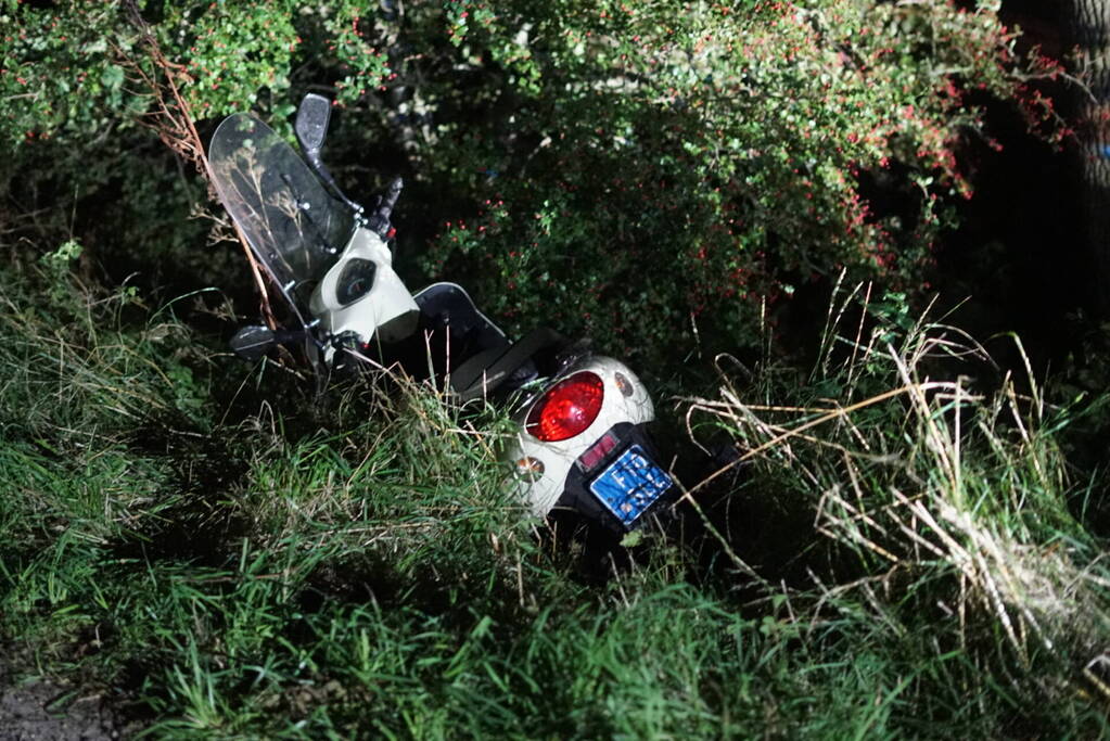 Scooter van de weg na uitwijkmanoeuvre