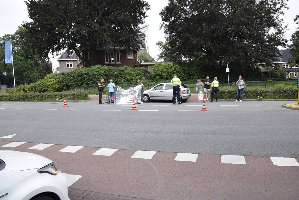 Overstekend fietser ziet auto over het hoofd