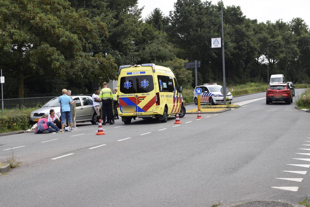 Overstekend fietser ziet auto over het hoofd