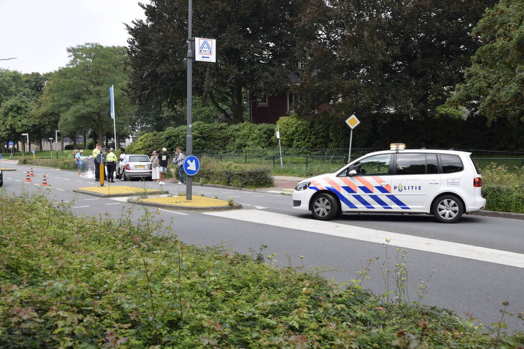 Overstekend fietser ziet auto over het hoofd