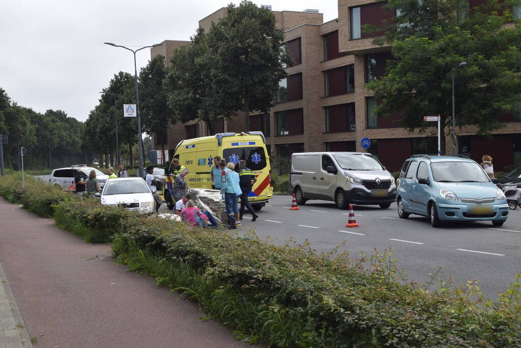 Overstekend fietser ziet auto over het hoofd