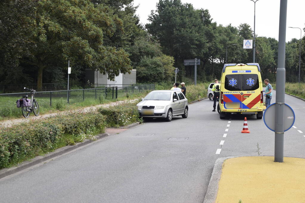 Overstekend fietser ziet auto over het hoofd