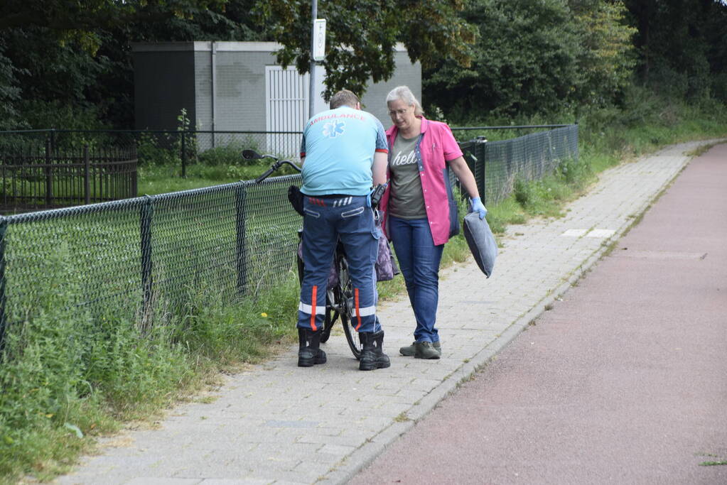 Overstekend fietser ziet auto over het hoofd