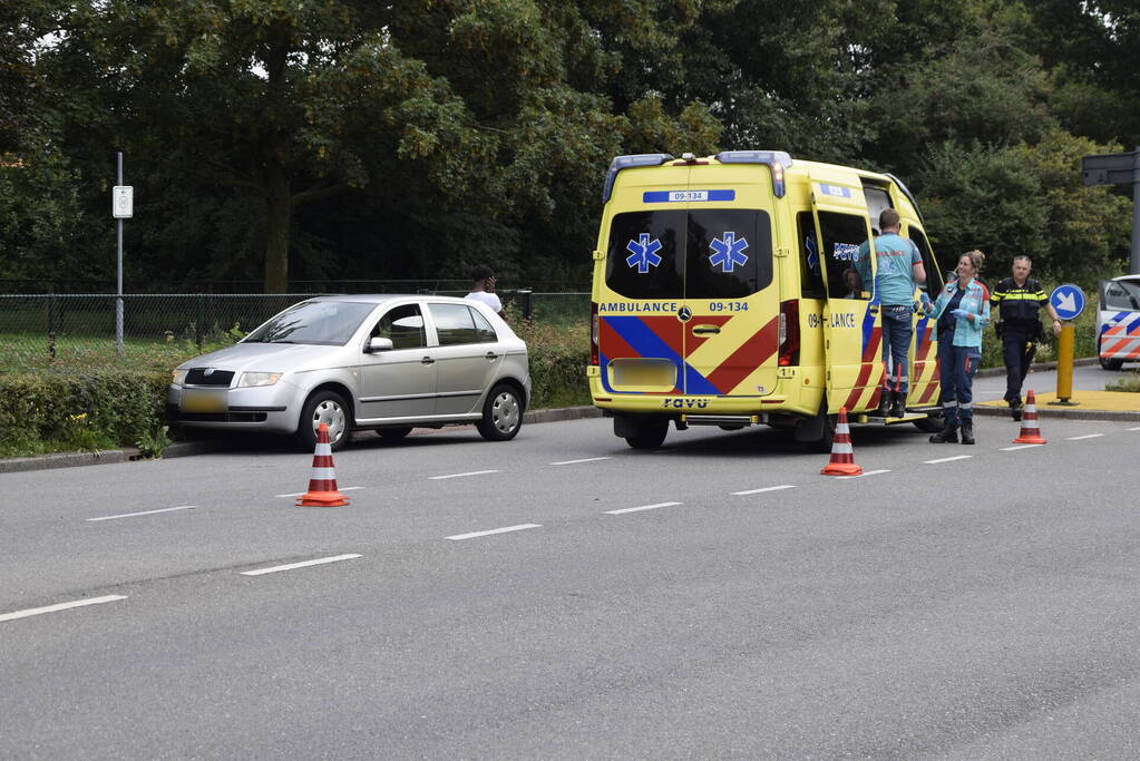 Overstekend fietser ziet auto over het hoofd