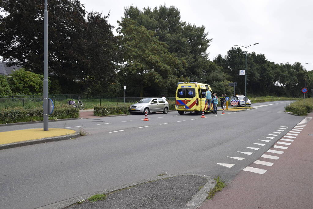 Overstekend fietser ziet auto over het hoofd