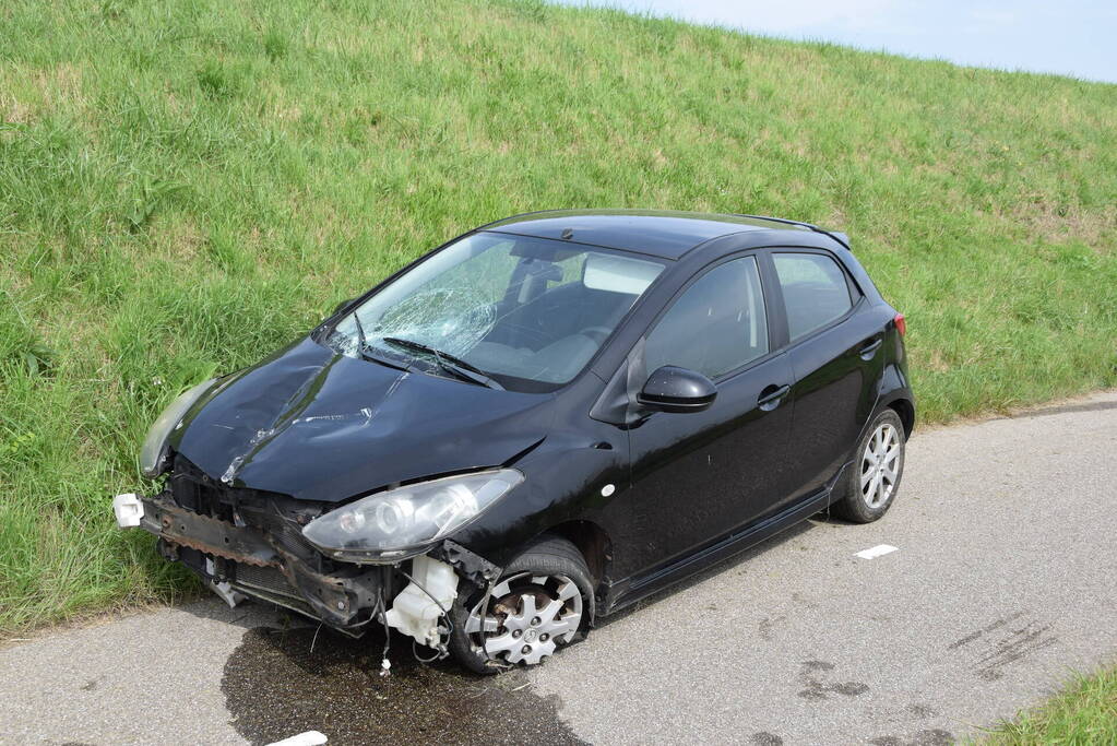 Automobilist raakt met hoge snelheid uit de bocht