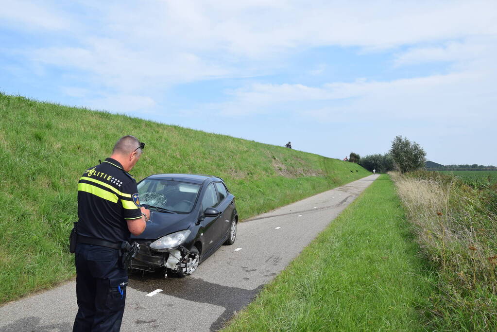 Automobilist raakt met hoge snelheid uit de bocht