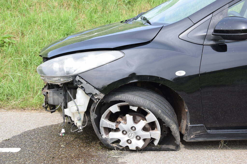 Automobilist raakt met hoge snelheid uit de bocht