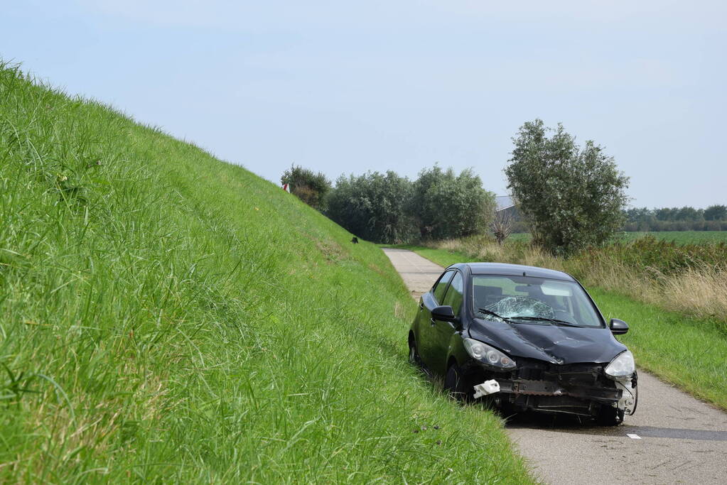 Automobilist raakt met hoge snelheid uit de bocht