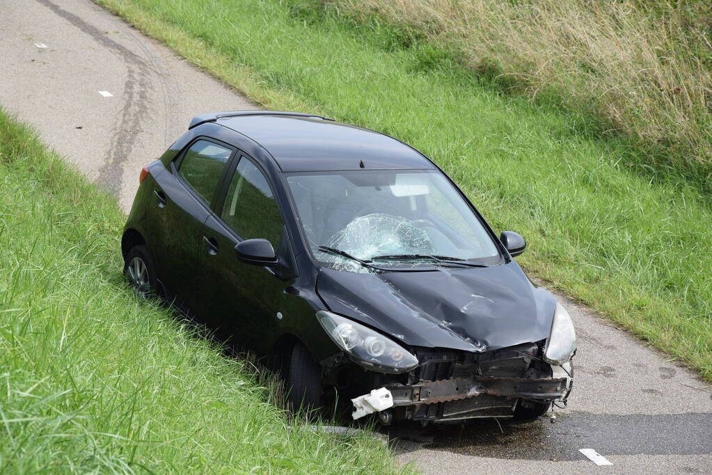 Automobilist raakt met hoge snelheid uit de bocht