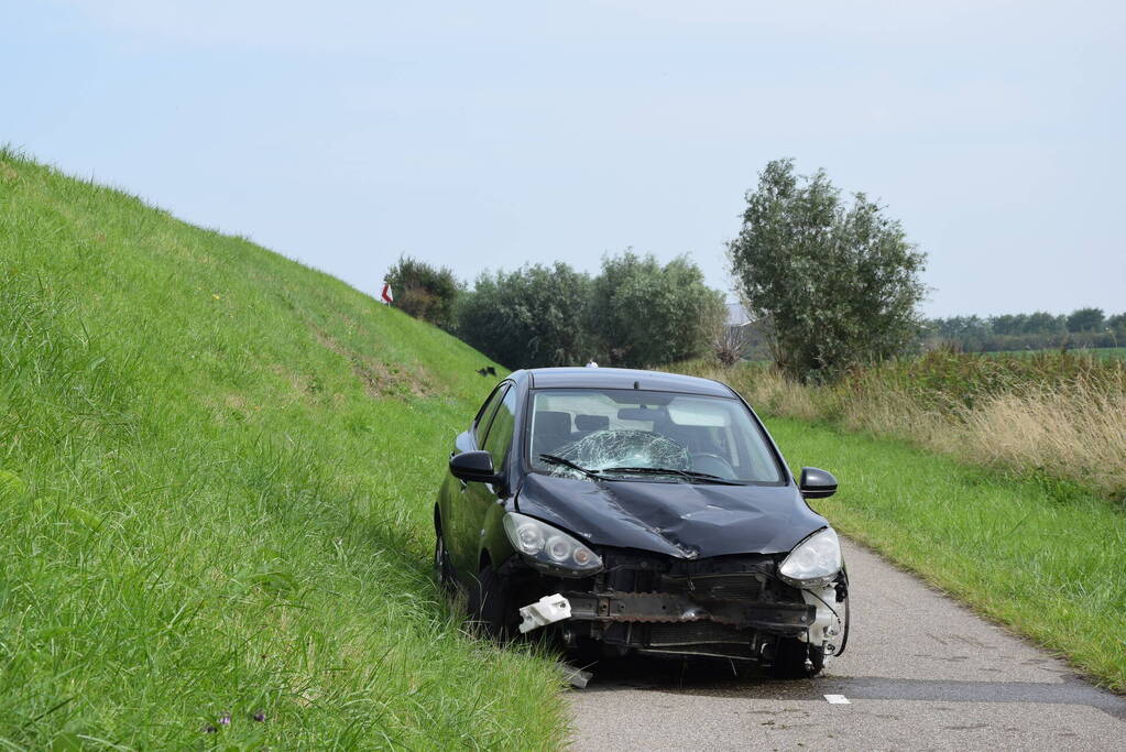 Automobilist raakt met hoge snelheid uit de bocht