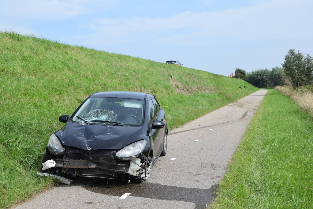 Automobilist raakt met hoge snelheid uit de bocht