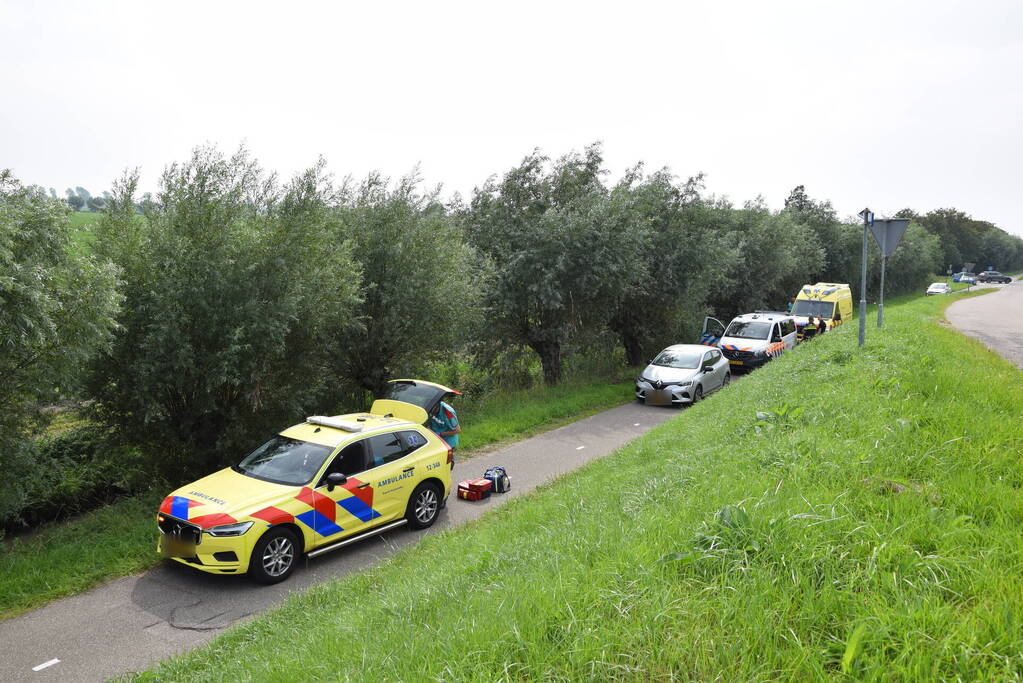 Automobilist raakt met hoge snelheid uit de bocht