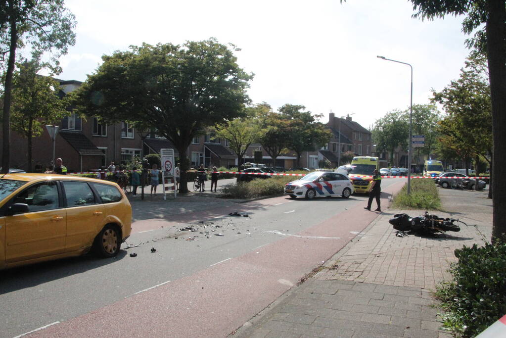 Motorrijder zwaargewond bij aanrijding met personenauto