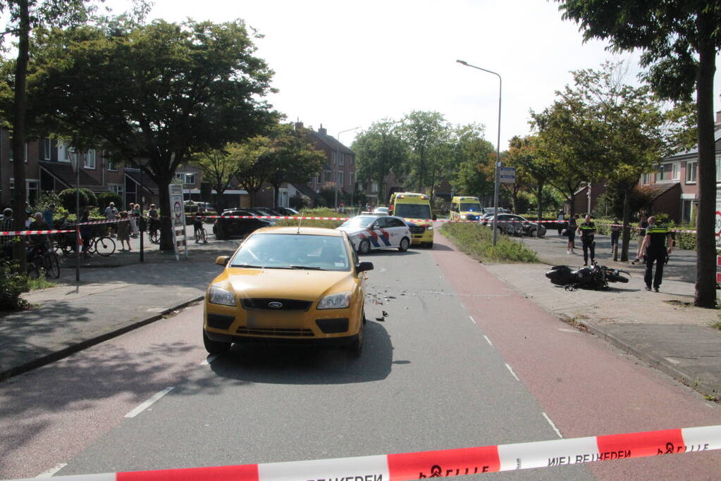 Motorrijder zwaargewond bij aanrijding met personenauto