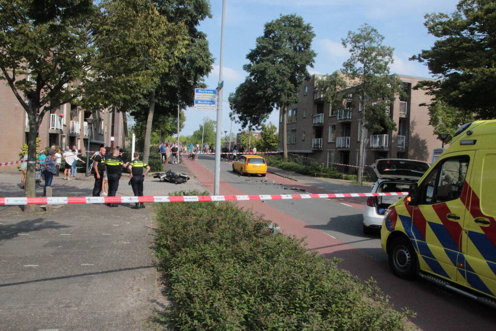 Motorrijder zwaargewond bij aanrijding met personenauto