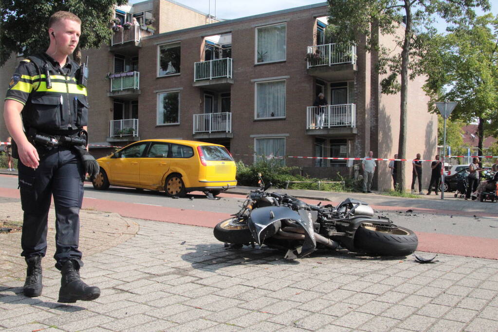 Motorrijder zwaargewond bij aanrijding met personenauto