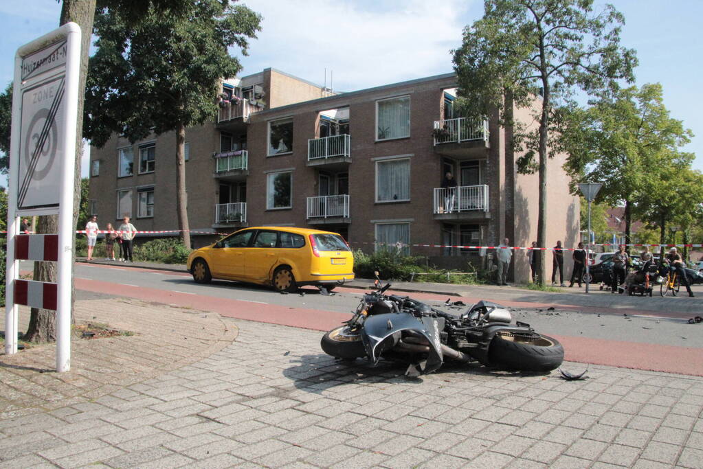 Motorrijder zwaargewond bij aanrijding met personenauto