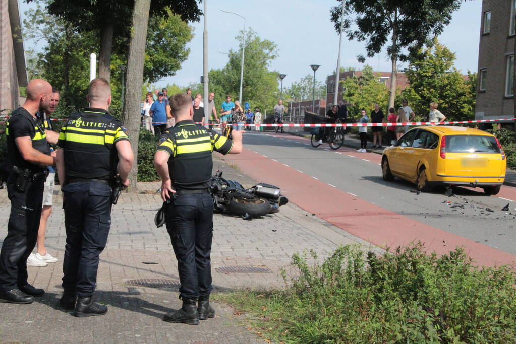 Motorrijder zwaargewond bij aanrijding met personenauto