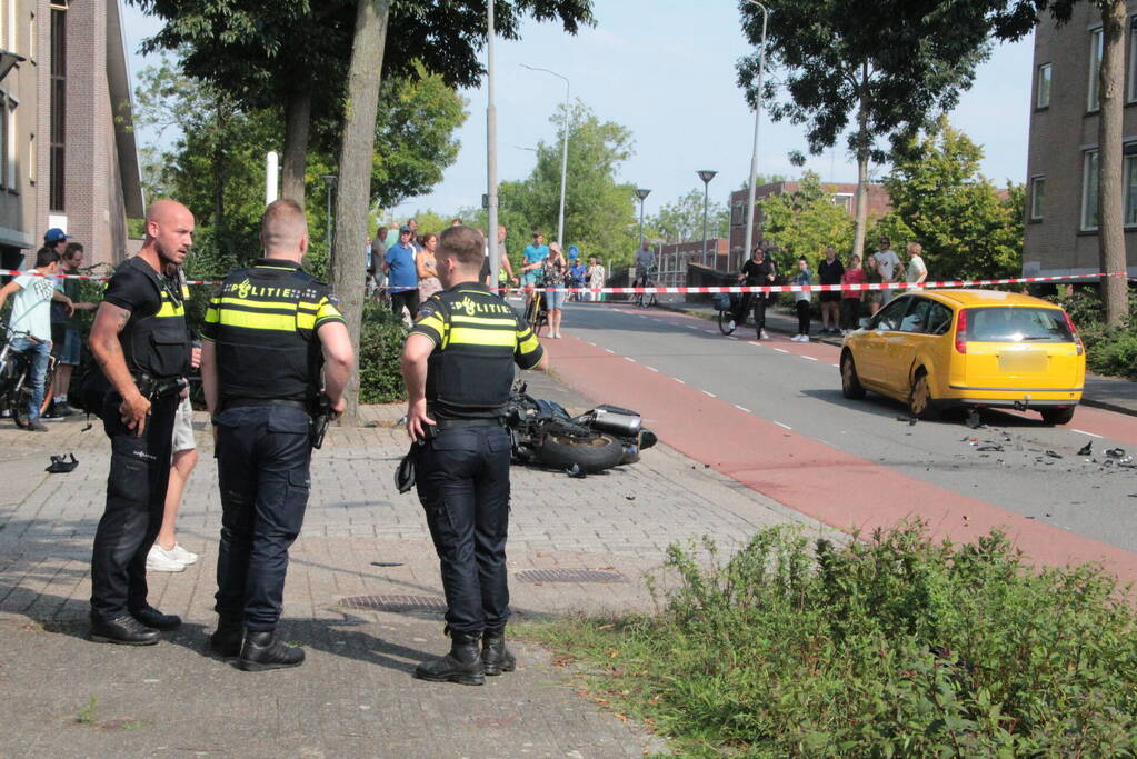 Motorrijder zwaargewond bij aanrijding met personenauto