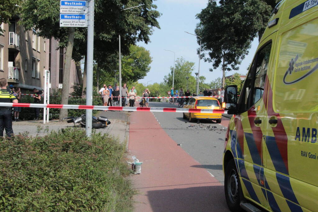 Motorrijder zwaargewond bij aanrijding met personenauto