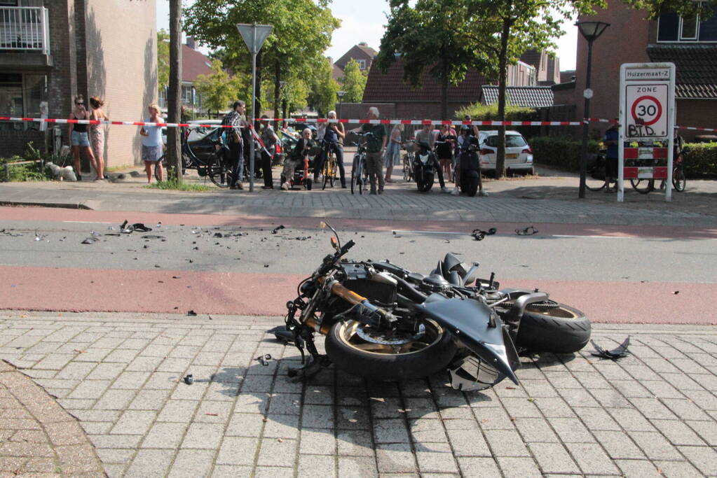 Motorrijder zwaargewond bij aanrijding met personenauto